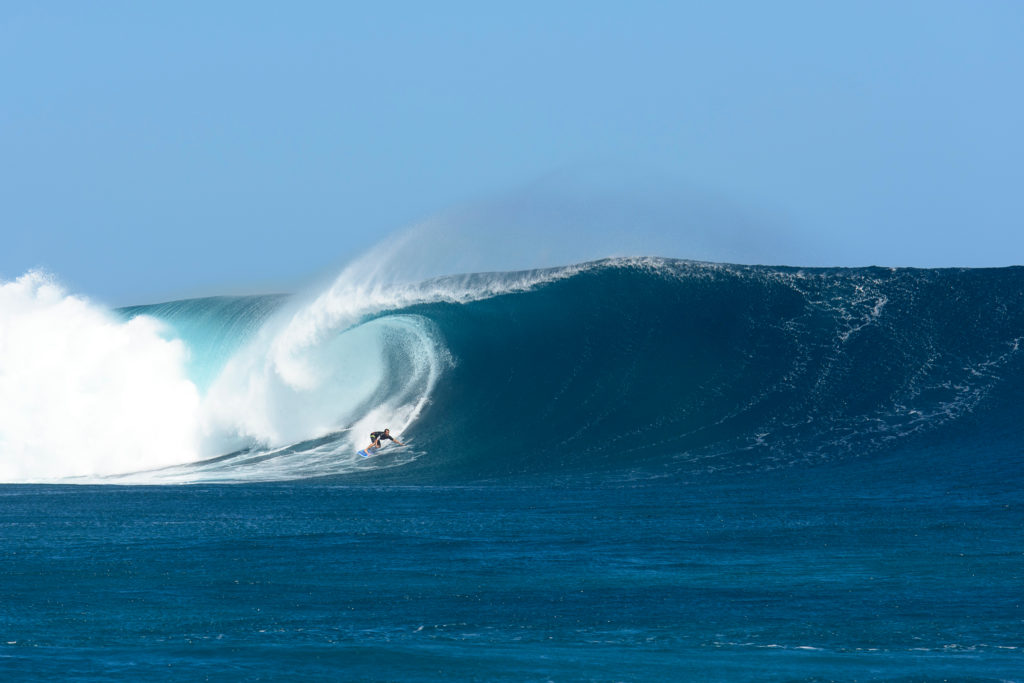 In großen Wellen wie dieser ist das Risiko für eine Gehirnerschütterung beim Surfen besonders groß.