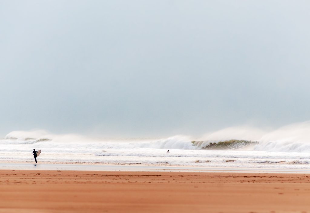 Petermännchen Stiche passieren nur an Beachbreaks mit sandigem Boden, wie auf diesem Bild zu sehen.