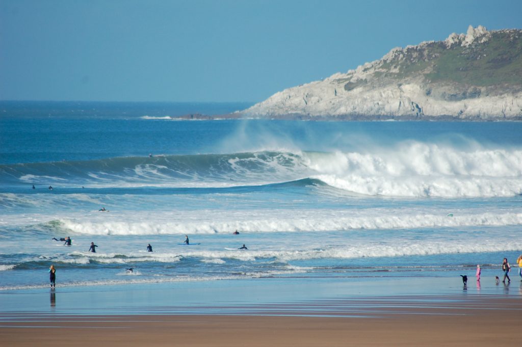 In den Sommermonaten kommt es gehäuft zu Petermännchen Stichen, da viele Surfer ins Wasser gehen.