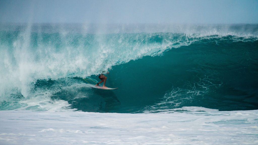Ein Surfer ist tief in der Barrel. Der Test Helm schränkt das Sichtfeld nicht ein.